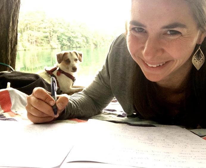 Susanne Eggers arbeitet an einer Tierkommunikation am See
