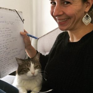 Katze Mimi liegt auf dem Schoß bei der Tierkommunikation