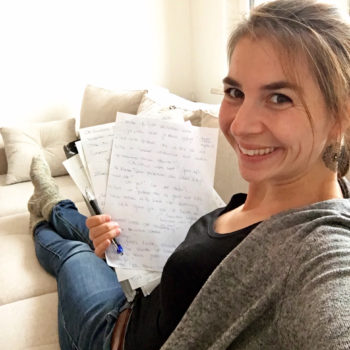 Tierkommunikatorin Susanne Eggers hält das fertige Protokoll einer Tierkommunikation in den Händen